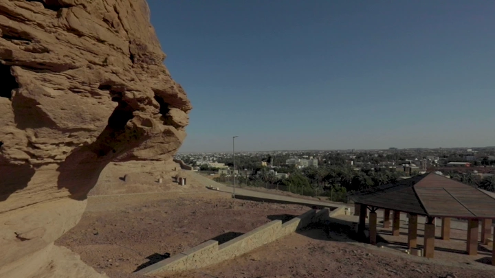 منظر لقلعة زعبل في سكاكا تحت سماء صافية، لقطة بانورامية.