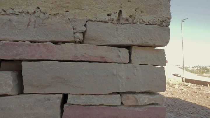 جدار حجري قديم في قلعة زعبل بسكاكا، لقطة قريبة.