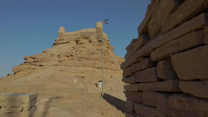 قلعة زعبل على تل صخري في سكاكا، لقطة نهارية.