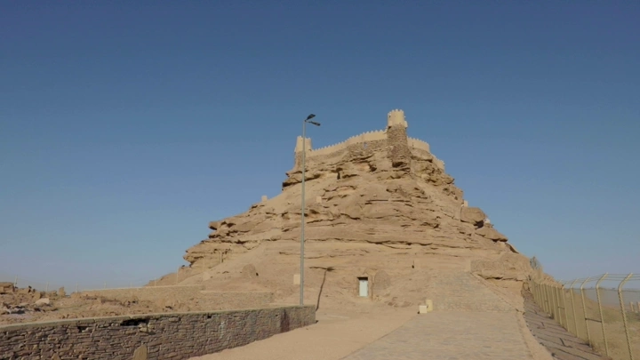 قلعة زعبل في سكاكا تحت سماء زرقاء، لقطة نهارية.