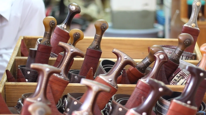 مجموعة من الجنابي في صندوق خشبي، لقطة مقربة.