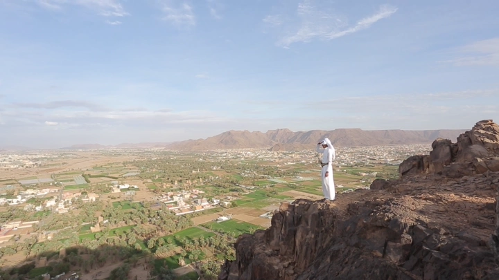 شخص يقف على حافة جبل في نجران، لقطة واسعة.
