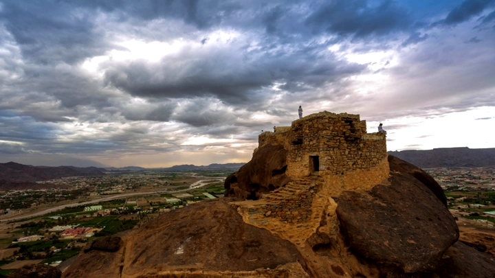 قلعة رعوم التاريخية في نجران، لقطة من زاوية مرتفعة.