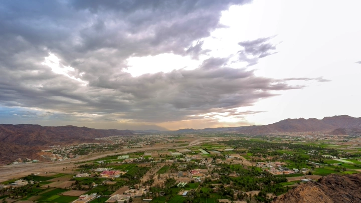منظر جوي لمدينة نجران تحت سماء غائمة، لقطة واسعة.