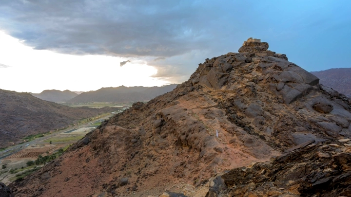 قلعة رعوم التاريخية على جبل في نجران، لقطة من زاوية مرتفعة.