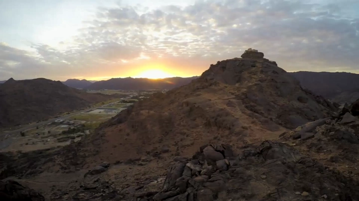 قلعة رعوم التاريخية في نجران عند غروب الشمس، لقطة جوية.