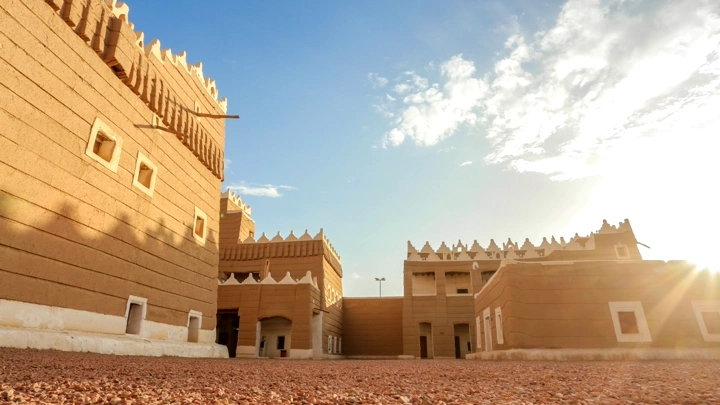 قصر تاريخي في نجران تحت السماء الزرقاء، لقطة أرضية.