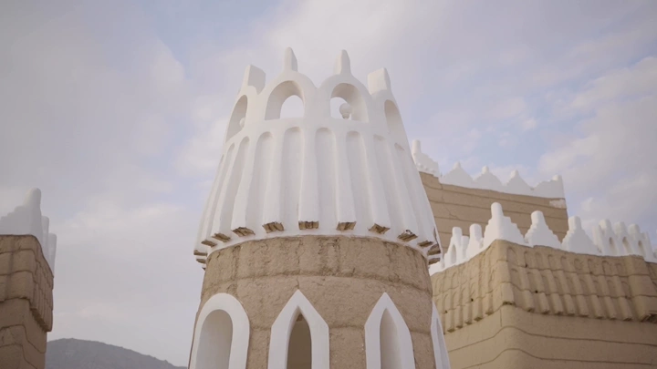 برج قصر الإمارة التاريخي في نجران، لقطة قريبة.