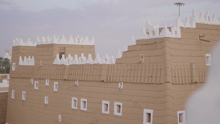 قصر الامارة التاريخي طيني تقليدي في نجران، لقطة نهارية.