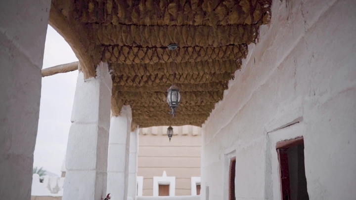 ممر في قصر الإمارة التاريخي بنجران، لقطة من زاوية منخفضة.