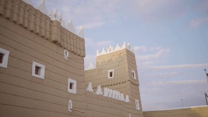 قصر الإمارة التاريخي في نجران، لقطة من زاوية منخفضة.