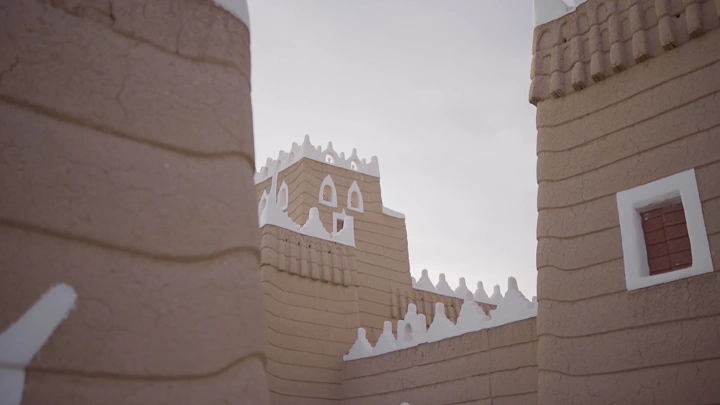 قصر الإمارة التاريخي في نجران، تصوير بزاوية منخفضة.