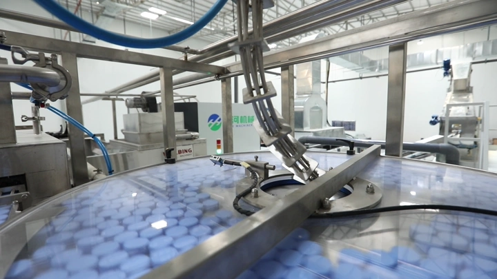 معدات في مصنع مياه حديثة، لقطة داخلية.