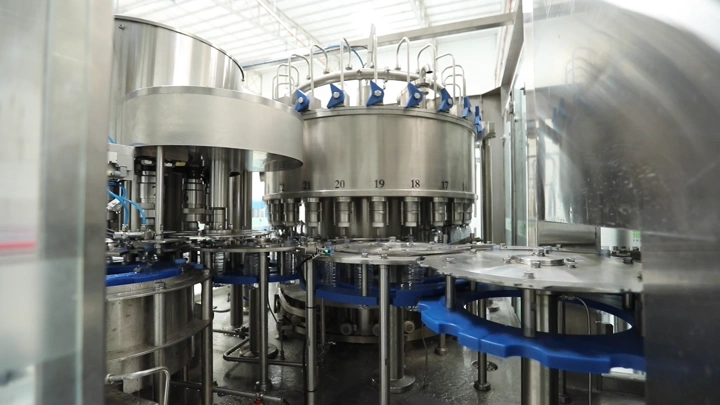 آلات تعبئة المياه في مصنع حديث، لقطة داخلية.