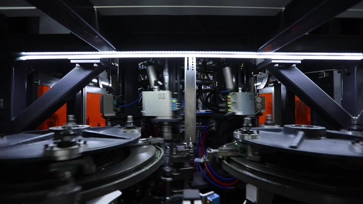 معدات تصنيع في مصنع مياه، لقطة مقربة.