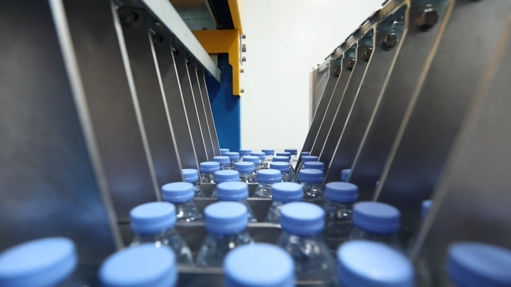 زجاجات مياه في مصنع، لقطة قريبة داخل المصنع.