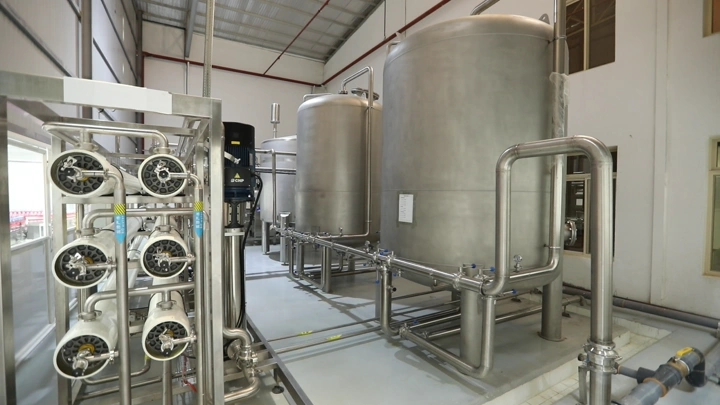 معدات معالجة المياه في مصنع حديث، لقطة داخلية.