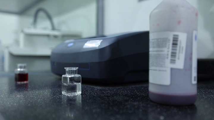 معدات مختبر على طاولة، لقطة مقربة.