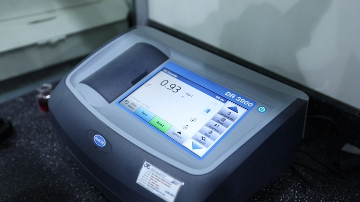 جهاز تحليل في مختبر، لقطة مقربة.