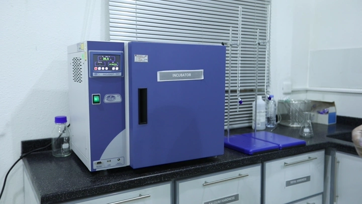 الة زرقاء في مختبر تحاليل، لقطة داخلية.