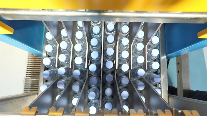 زجاجات مياه في مصنع من زاوية علوية، لقطة من الأعلى.