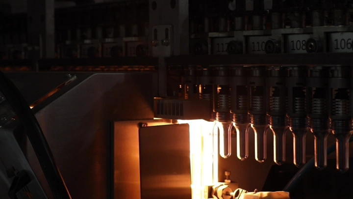 آلات تصنيع الزجاجات في مصنع مياه، لقطة مقربة.