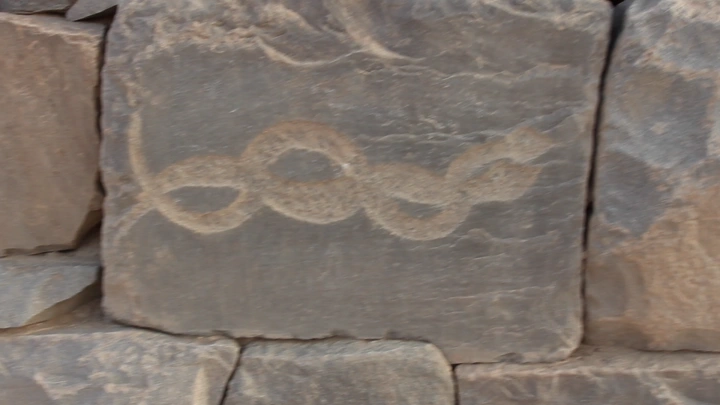 نقوش صخرية قديمة في نجران، لقطة قريبة.