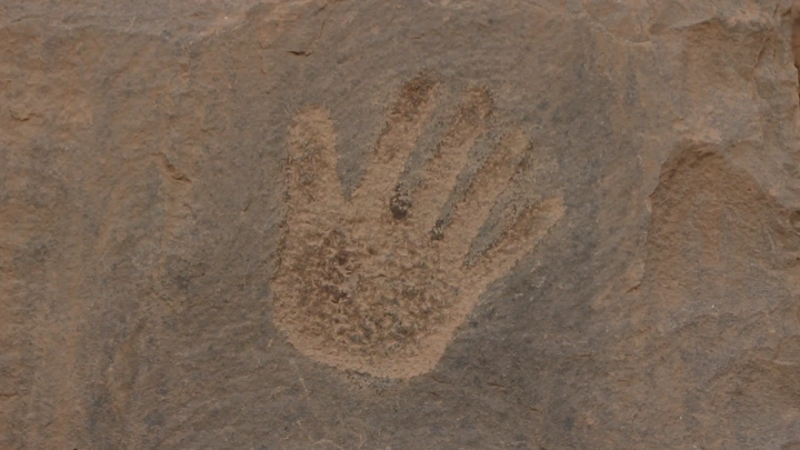 نقش يد على صخرة في نجران، لقطة قريبة.
