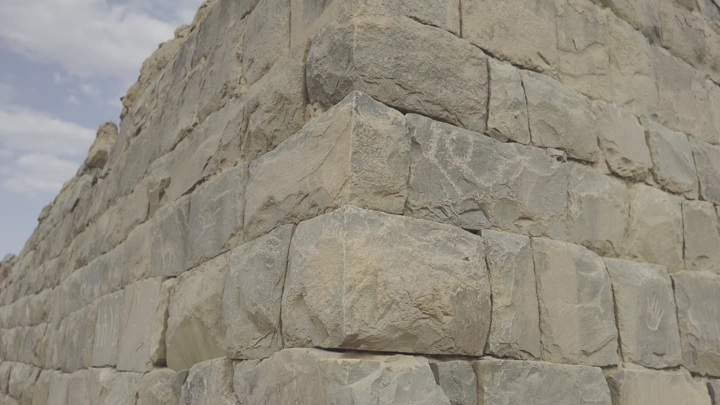 جدار حجري قديم في الأخدود نجران، لقطة قريبة.