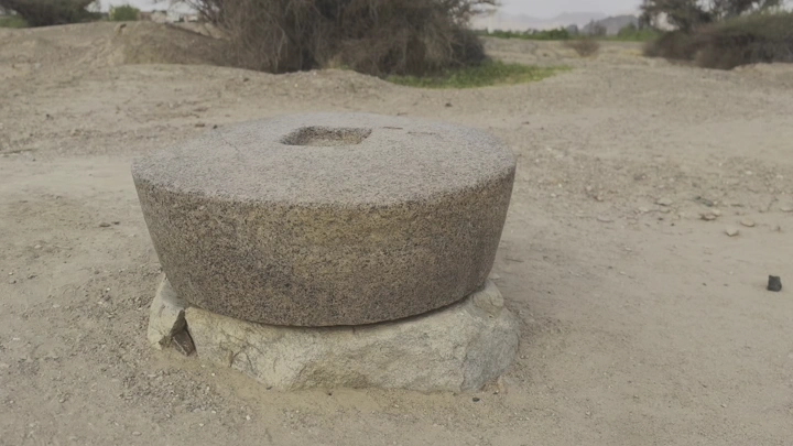 حجر دائري في موقع أثري في نجران، لقطة قريبة.