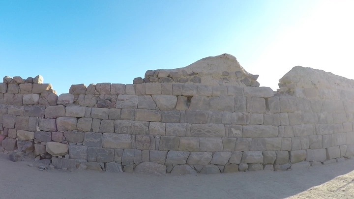 نقوش صخرية على جدار حجري في الأخدود نجران، لقطة نهارية.