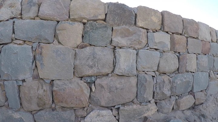 جدار حجري في الأخدود نجران، لقطة قريبة.