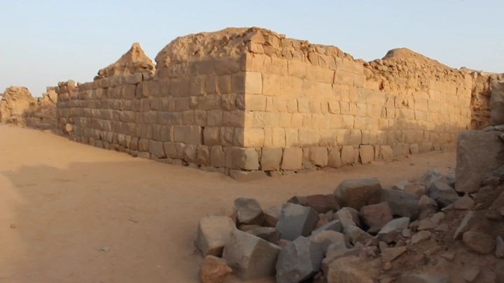 جدار حجري قديم في الأخدود نجران، لقطة أرضية.