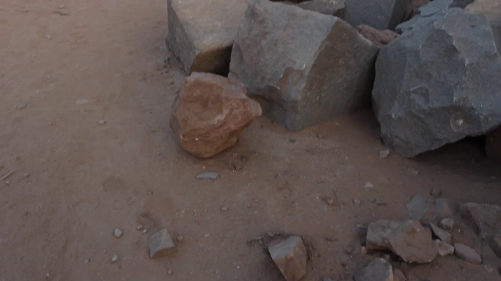 صخور كبيرة في موقع أثري بنجران، لقطة أرضية.