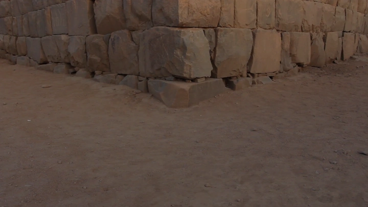 جدار حجري في موقع أثري بنجران، لقطة أرضية.