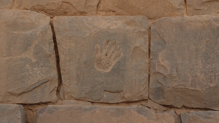 نقش يد على صخور في الأخدود نجران، لقطة قريبة.