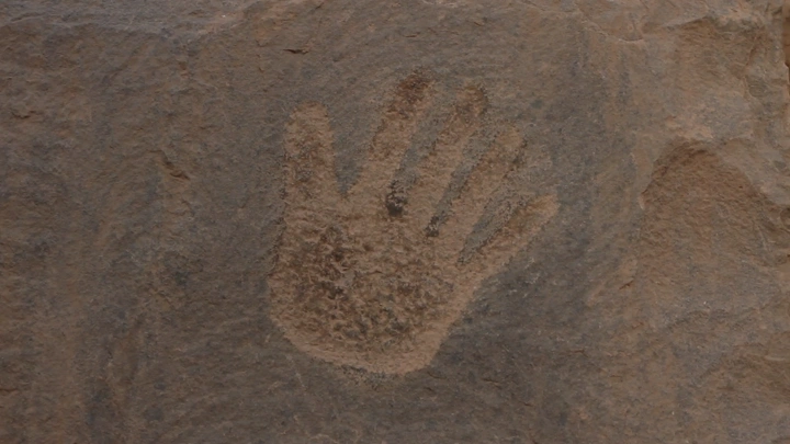 نقش يد على صخرة في الأخدود نجران، لقطة قريبة.