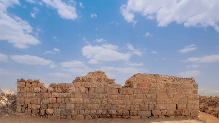 جدار حجري قديم في الأخدود نجران، لقطة  نهاري.