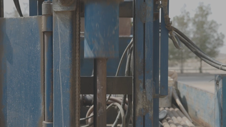 معدات اختبار التربة في موقع بناء، لقطة قريبة.