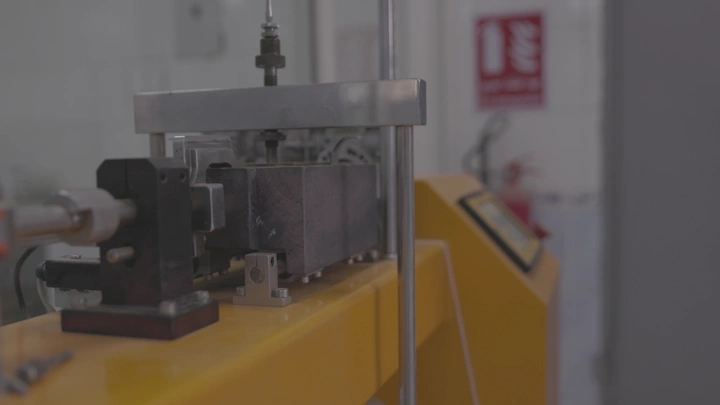 معدات اختبار التربة في مختبر، لقطة قريبة.