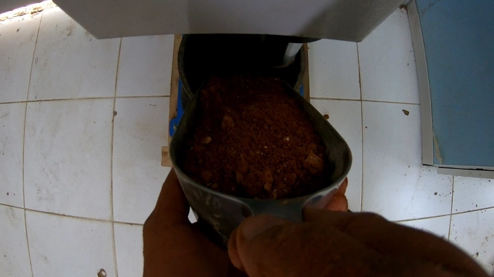 اختبار تربة في مختبر، لقطة مقربة.