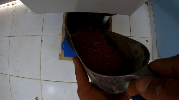 اختبار التربة في مختبر داخلي، لقطة قريبة.