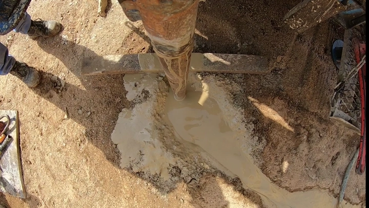 اختبار التربة في موقع بناء، لقطة علوية.