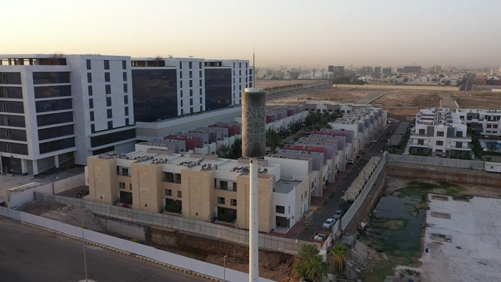 مجمع سكني في جدة عند الغروب، لقطة جوية.