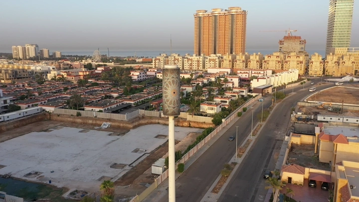 مدينة جدة مع مباني سكنية وطريق، لقطة جوية.