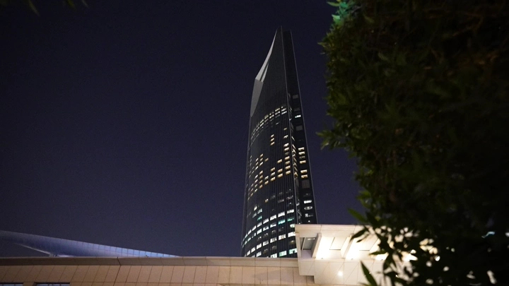 برج المملكة في الرياض ليلاً، لقطة من الأسفل.