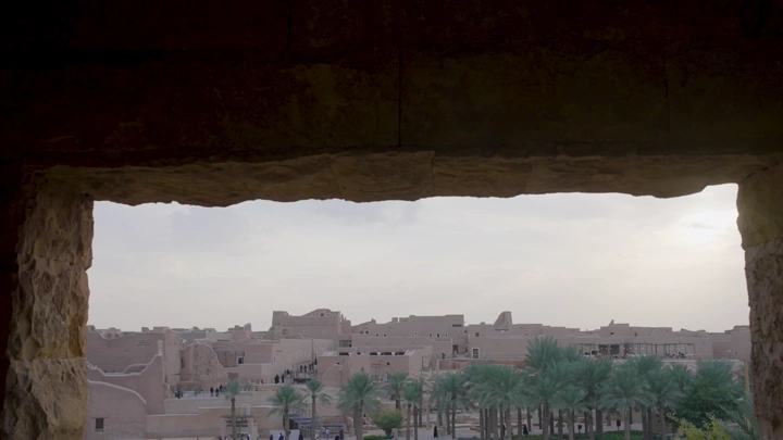 إطلالة على منتزه البجيري في الدرعية، مشهد من نافذة حجرية.