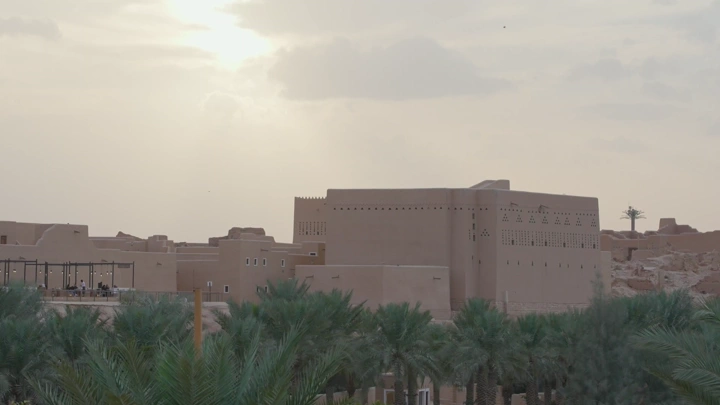 مباني طينية تقليدية في منتزه البجيري، الدرعية، لقطة نهارية.