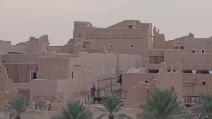 مباني طينية تقليدية في الدرعية بالرياض، لقطة نهارية.