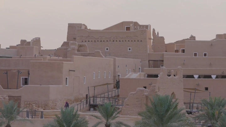 مباني طينية تقليدية في منتزه البجيري بالدرعية، لقطة نهارية.